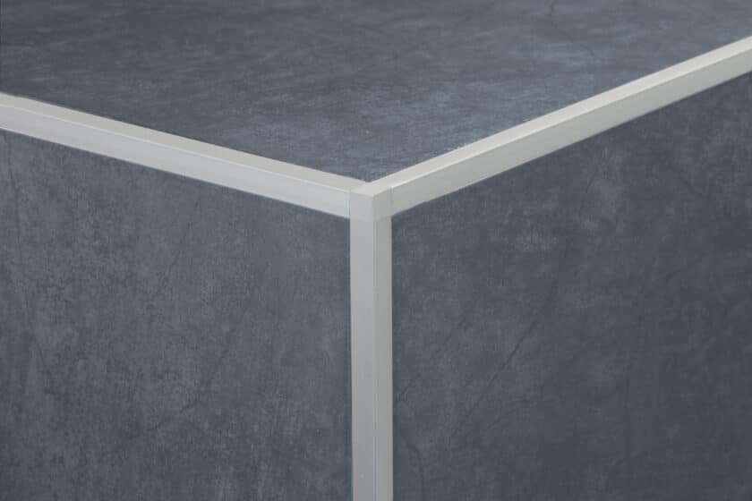 Listel 3 Corner with blue grey tile