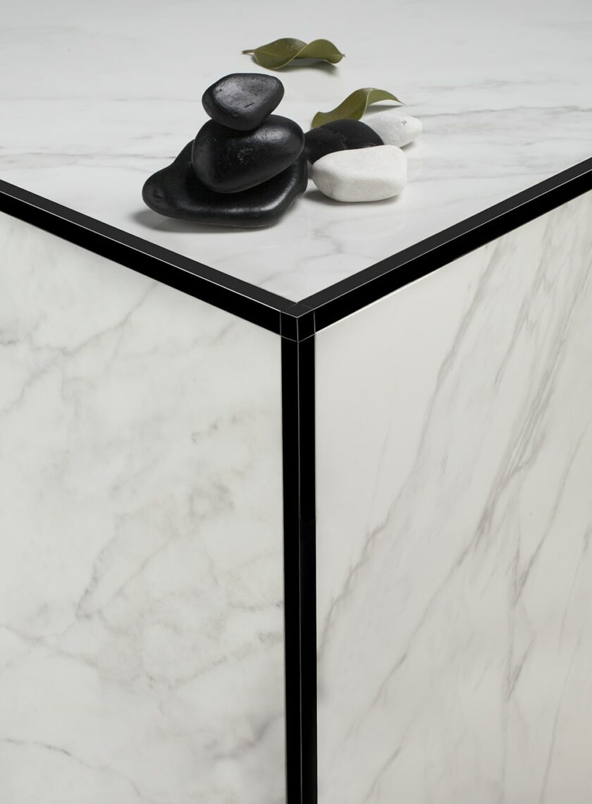 Listel 3 black outside corner with marble tile